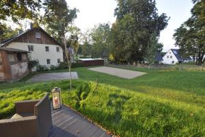 ゲーレン・レビンにあるBauhaus Fleesenseeの家と芝生のある庭の景色