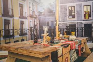 una mesa de madera frente a un edificio en Apartamento De La Fuente, con terraza y parking, en Cuenca