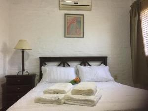 ein Schlafzimmer mit einem Bett mit zwei Handtüchern darauf in der Unterkunft Alborada Dayman in Termas del Daymán