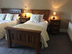 Een bed of bedden in een kamer bij Hopper Inn Bar & Guest Accommodation