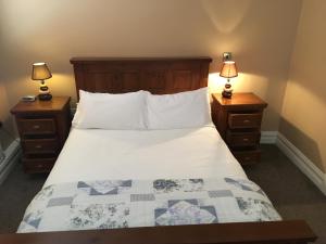 Een bed of bedden in een kamer bij Hopper Inn Bar & Guest Accommodation