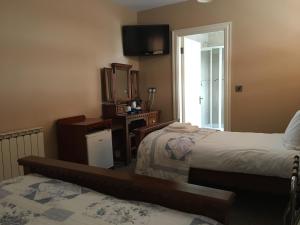 Een bed of bedden in een kamer bij Hopper Inn Bar & Guest Accommodation
