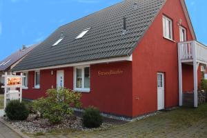 アールベックにあるStrandlaeuferの黒屋根の赤い家