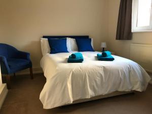 Кровать или кровати в номере Cozy apartment in Stratford from 18 minutes to Central London