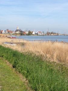 アムステルダムにあるHet Witte Huisの水の海岸線