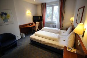 Un pat sau paturi într-o cameră la Ringhotel Zum Goldenen Ochsen