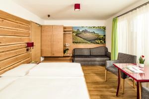 Postel nebo postele na pokoji v ubytování Gasthof Hotel Terzer
