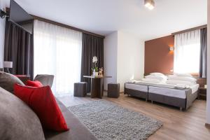 sypialnia z 2 łóżkami i kanapą w obiekcie Willa Stachoń w Zakopanem