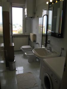 A bathroom at Appartamento Adriatico