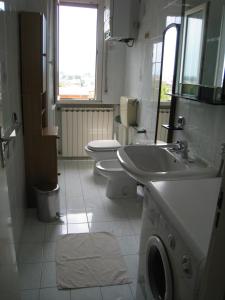 A bathroom at Appartamento Adriatico