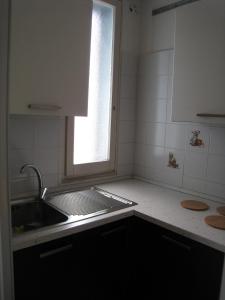 A kitchen or kitchenette at Appartamento Adriatico