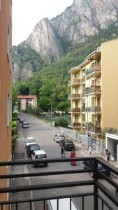 レッコにあるSanto Stefanoの車と山の景色