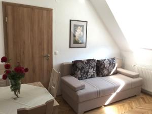 uma sala de estar com um sofá e uma mesa em Apartmaji in sobe Tina em Kranjska Gora