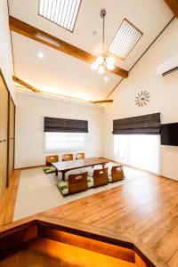 ein großes Wohnzimmer mit einem Sofa und Oberlichtern in der Unterkunft Guest Villa Hakone Yumoto 201 in Hakone