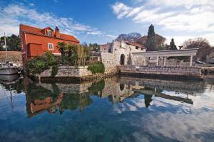 odbicie budynku w zbiorniku wodnym w obiekcie Holiday Center Ivona w mieście Zadar