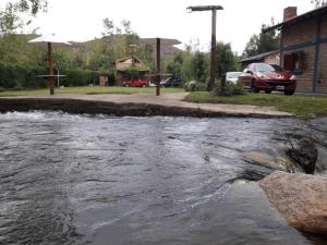 una corriente de agua en un río en Cabañas Tierra del Sol Aldea de Montaña en Los Árboles