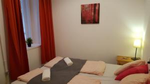 ブダペストにあるMichael Apartment with 2 Rooms near Gozsdu udvarのベッドルーム1室(ベッド1台、タオル2枚付)
