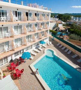  Elle offre une vue aérienne sur un hôtel doté d'une piscine. dans l'établissement Hostal Anibal - AB Group, à Sant Antoni de Portmany