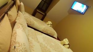 1 dormitorio con 2 camas con sábanas blancas y ventana en Guesthouse "Kod Čileta", en Kovin