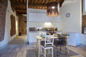 una cucina con tavolo e sedie in una stanza di Casa Nora a Lucca