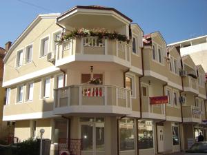 ein Gebäude mit einem Balkon mit Blumen darauf in der Unterkunft Apartments Matjan in Ohrid