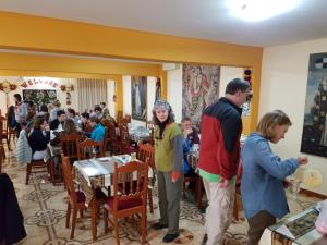 un grupo de personas de pie en un restaurante en Hostal Santa Rosa Cusco, en Cusco