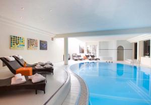 Bazén v ubytování Alpen-Comfort-Hotel Central nebo v jeho okolí