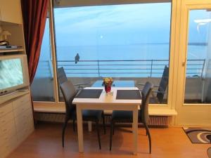 mesa de comedor y sillas con vistas al océano en Ferienwohnung-Apartment-Seeblick-in-Plaza-Marit-Residenz, en Timmendorfer Strand