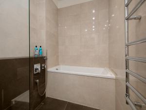 y baño con bañera y ducha. en Harju Old Town Apartment en Tallin
