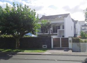 a white house with a tree in front of it at Valmoa in Praia da Vitória