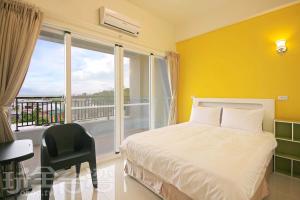 台東市にあるHai Bed and Breakfastsのベッドと大きな窓のある寝室 +28枚の写真