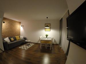 Televízia a/alebo spoločenská miestnosť v ubytovaní Apartament Izerski Klimat
