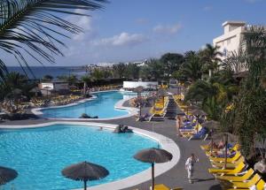 Bazén v ubytování Hotel Beatriz Playa & Spa nebo v jeho okolí