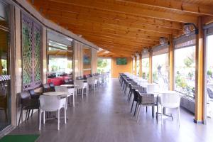 Un restaurante u otro lugar para comer en Hôtel Hadaik Ain Asserdoune