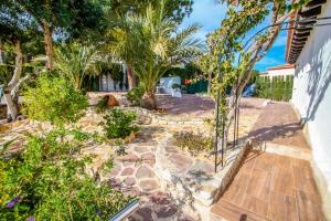 モライラにあるMarcelo - charming, Finca style holiday villa in Morairaの椰子の木と石の通路のある庭園