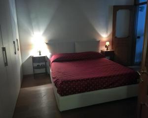 ローマにあるRomAmore luxury apartmentのベッドルーム1室(赤い掛け布団付きのベッド1台付)