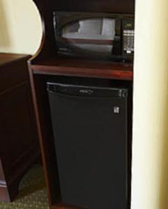 un forno a microonde e un frigorifero nero in camera di Holiday Inn Express & Suites Lexington North West-The Vineyard, an IHG Hotel a Lexington
