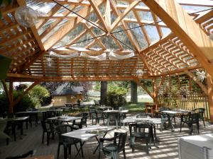 En restaurant eller et andet spisested på Hotel La Gare