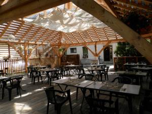 En restaurant eller et andet spisested på Hotel La Gare + 25 billeder