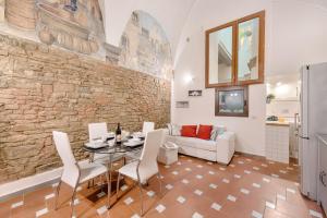 sala de estar con mesa y sillas blancas en Santo Spirito Frescos, en Florencia