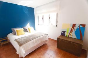 アガエテにあるLa Casa Del Valleの青い壁のベッドルーム1室(ベッド1台付)
