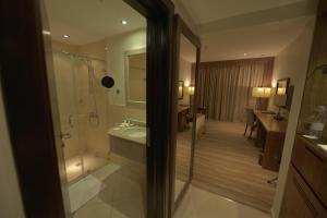 
حمام في فندق نوارس
