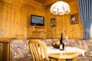 a dining room with a table and a television at Apart Piz Palü Kappl/Ischgl in Kappl