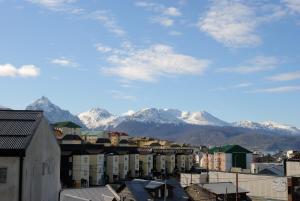 vistas a una ciudad con montañas en el fondo en Mi Segunda Casa en Ushuaia