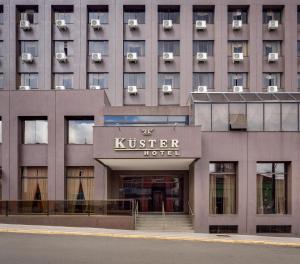グアラプアバにあるKuster Hotelのキッチュラーホテルが目の前にある建物