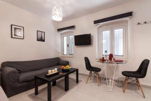 un salon avec un canapé et une table dans l'établissement Spianada Studios by Konnect, Old Corfu Town, à Corfou
