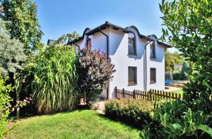 a house with a fence and a yard at penzion LILIE in Litomyšl