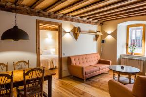 A seating area at Casa Rural "Casa Chin", Val d'Aran