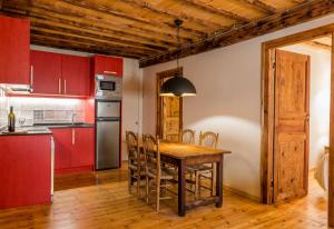 A kitchen or kitchenette at Casa Rural "Casa Chin", Val d'Aran