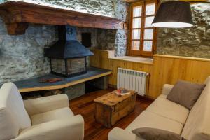 A seating area at Casa Rural "Casa Chin", Val d'Aran